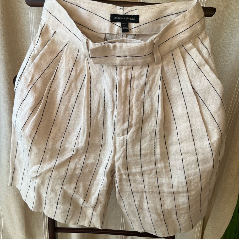 Banana Republic Women's Beige linen Pinstripe Shorts